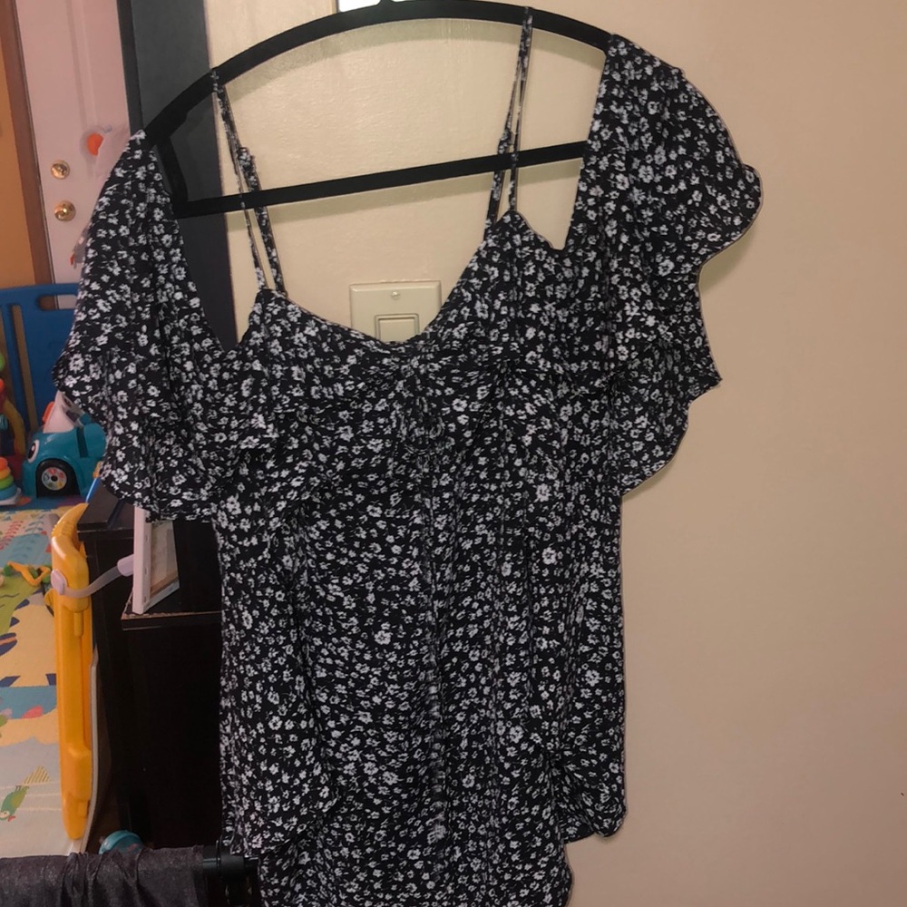 Great cold shoulder Ana top